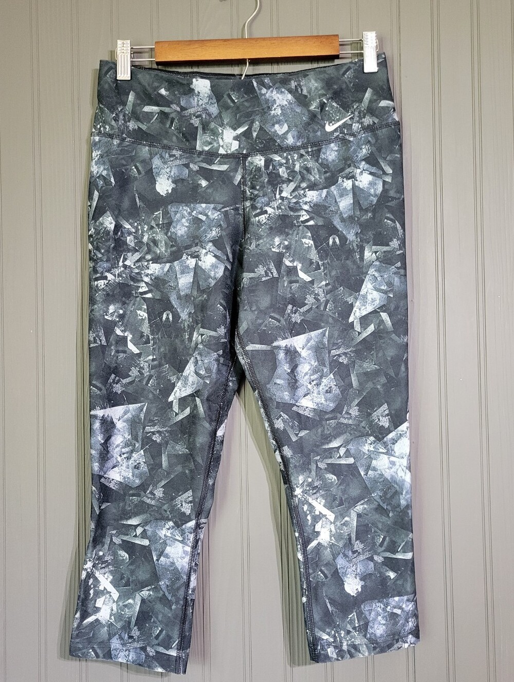 Nike Dri-Fit Cropped Leggings Capri Graphic Print Black Gray Women's Medium